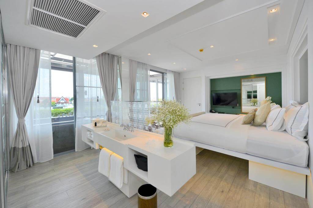 best place to stay on bangkok riverside